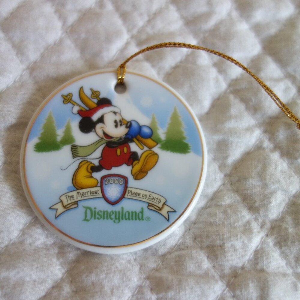 DISNEYLAND 2000 Ceramic Disc Holiday Ornament – Mickey Mouse Skiing